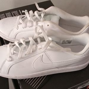 White Low cut Nike shoes